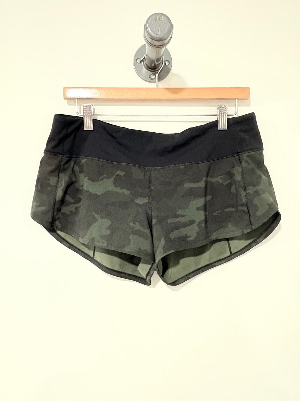 Lululemon Speed Up Short 2.5" Incognito Camo Gator Green / Black Size 8
